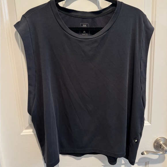 On Running Tops - On Running Black Sleeveless Athletic Focus Crop Top Size XL